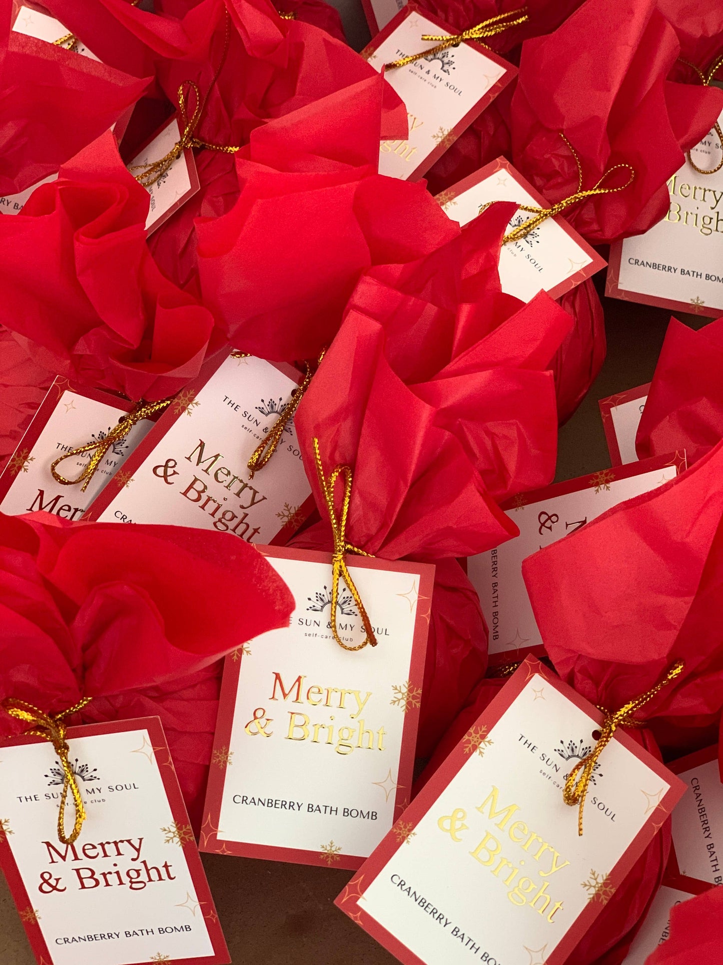 Merry & Bright Christmas Bath Bomb – Cranberry Scented (Large 180g)